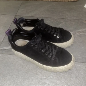 Eytys skor - Supersnygga Eytys sneakers. Dessvärre lite slitningar på insidan och därav det billigare priset❣️