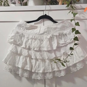 Vit volangkjol - Supersöt kjol, perfekt inför sommaren!