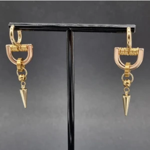 Handgjorda örhängen  - Handgjorda örhängen ● design av mig ❤️Material- 100% rostfritt stål och zinklegering●Längd -6cm Vattentåliga, ändrar inte färgen! Köp för 180kr/st eller 320kr/paret. ●Följ :@ekjewelryofficial🤲   