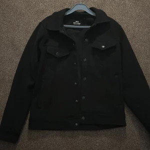 Overshirt - Skön overshirt passar perfekt till våren, passar mig som Size S 9/10 skick.