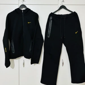 Nockta tracksuit - Riktigt fin och bekväm tech fleecce helt  oandvänd men M va lite stror för mig. De kan även säljas separat. 