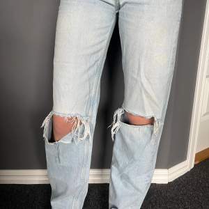 Ljusa jeans från Gina som inte kommer till användning och har blivit för små för mig. Knapptast använda och därför fortfarande fina. Jeansen är i storlek 32. 🩷