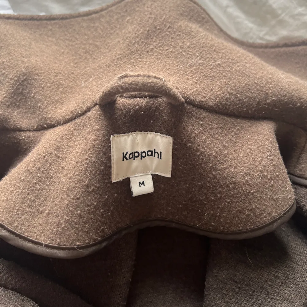 ja säljer denna bruna kappa från Kappahl då den inte kommer till användning längre. Tror inte den finns kvar att köpa ny. Skriv för fler bilder o frågor💕. Jackor.