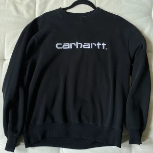 Carhartt Tröja - Säljer bort en Carhartt tröja eftersom den ör för liten för mig nu. I fint skick. 