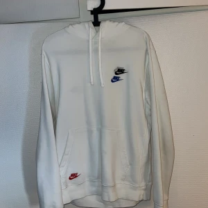 Vit nike hoodie - En stilren vit nike hoodie som är i väldigt bra skick