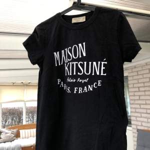 Säljer denna riktig feta Maison Kitsune T Shirt som kommer trenda i sommar | Storlek S | Riktigt fint skick | Nypris 1000kr | Mitt pris 549kr