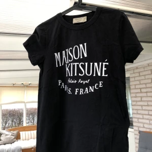Maison Kitsune - Säljer denna riktig feta Maison Kitsune T Shirt som kommer trenda i sommar | Storlek S | Riktigt fint skick | Nypris 1000kr | Mitt pris 549kr
