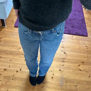 Lågmidjade jeans från Zara. Strl 38. Supersköna. Lite slitningar här och var men det ska va så. Ganska långa. Pris diskuterbart ❤️😘🌞