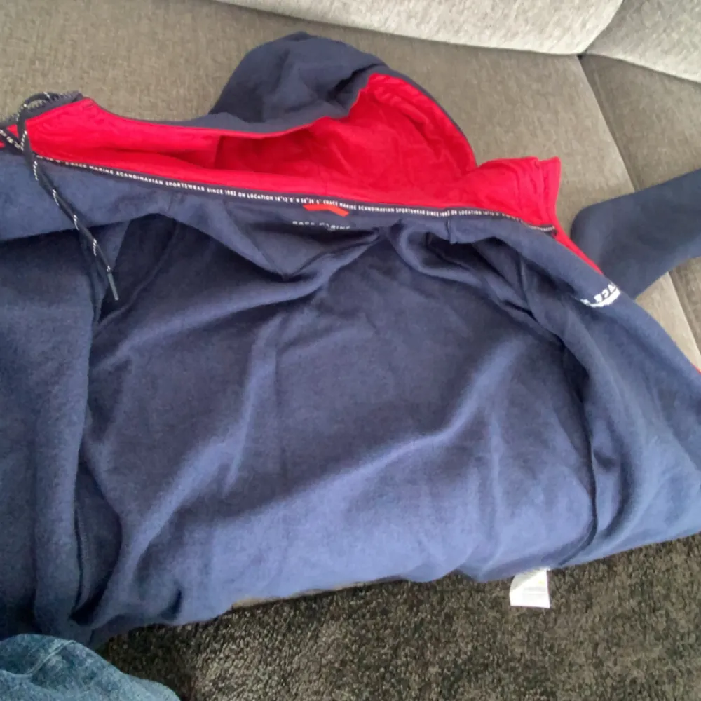 Här är en zip-hoodie jätte fin mörkblå pris på den är 450 säljer den för 300 använd Max 1 gång ålder på den är 12-13-14.. Hoodies.