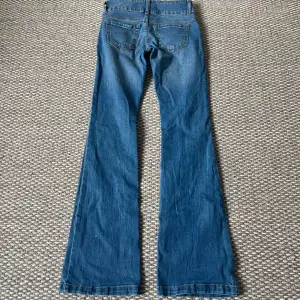 Säljer sjukt snygga lågmidjade bootcut jeans. Innerbenslängd är 79 cm. Midjemått tvärs över 34 cm. Skriv gärna för fler bilder eller med andra frågor. 