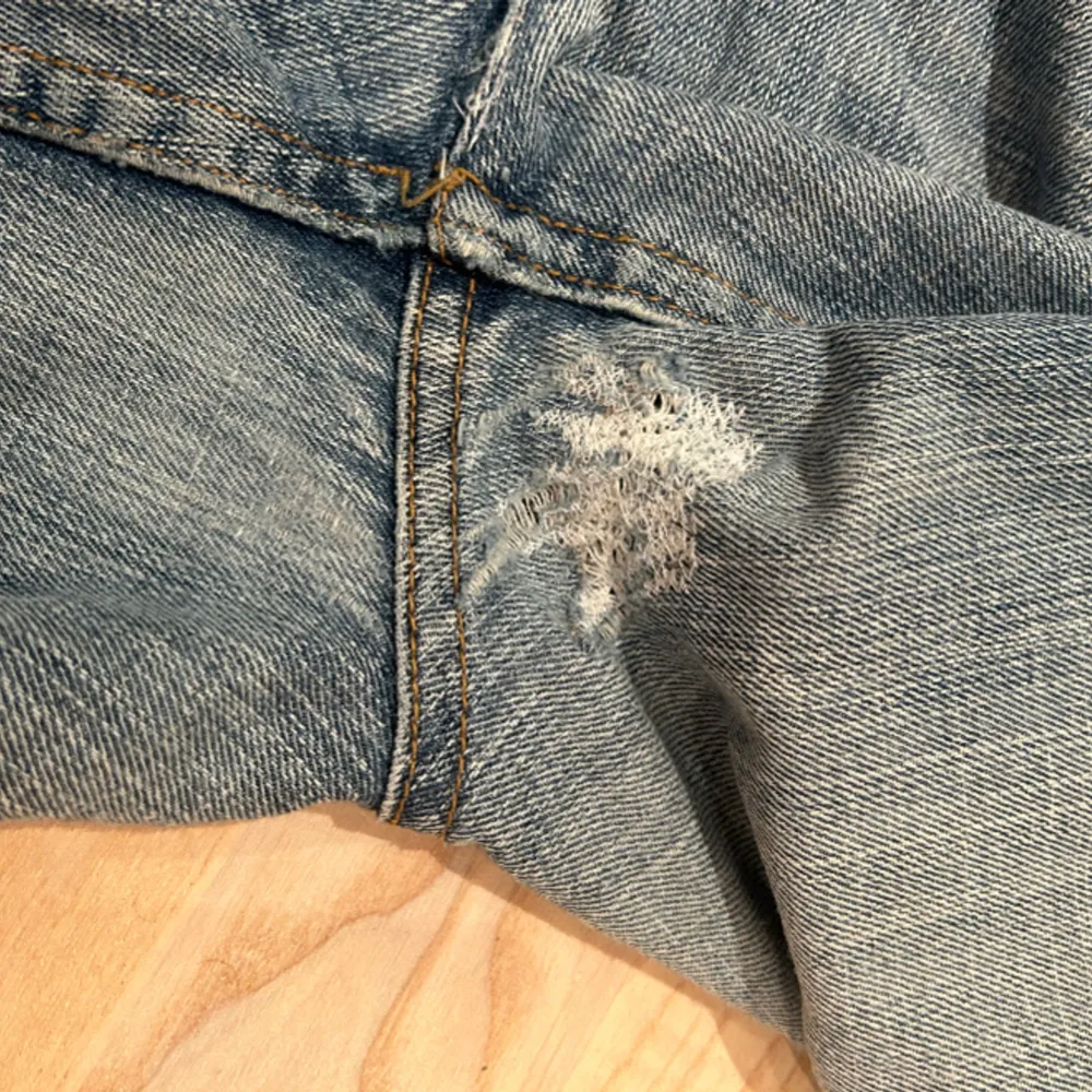Lågmidjade utsvängda jeans, dom har en lagning på insida lår som inte syns när man har på sig dom (lånade bilder). Jeans & Byxor.