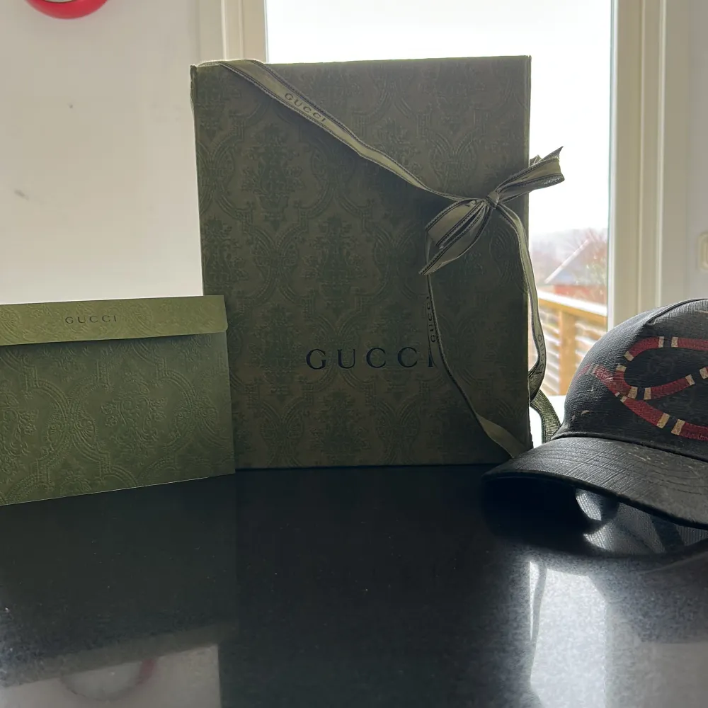 Hej! Säljer nu min Gucci keps då den inte kommer till användning. Kepsen är själv klart äkta. Gucci tillverkar inte längre denna modellen och den är därför svår att få tag i. Skriv gärna för frågor och funderingar😀 Pris kan diskuteras🤝. Accessoarer.