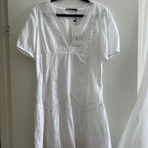 Klänning  - Vit sommarklänning i stl M🤍 Aldrig använd och prislappen kvar!! Säljer för 400kr + frakt
