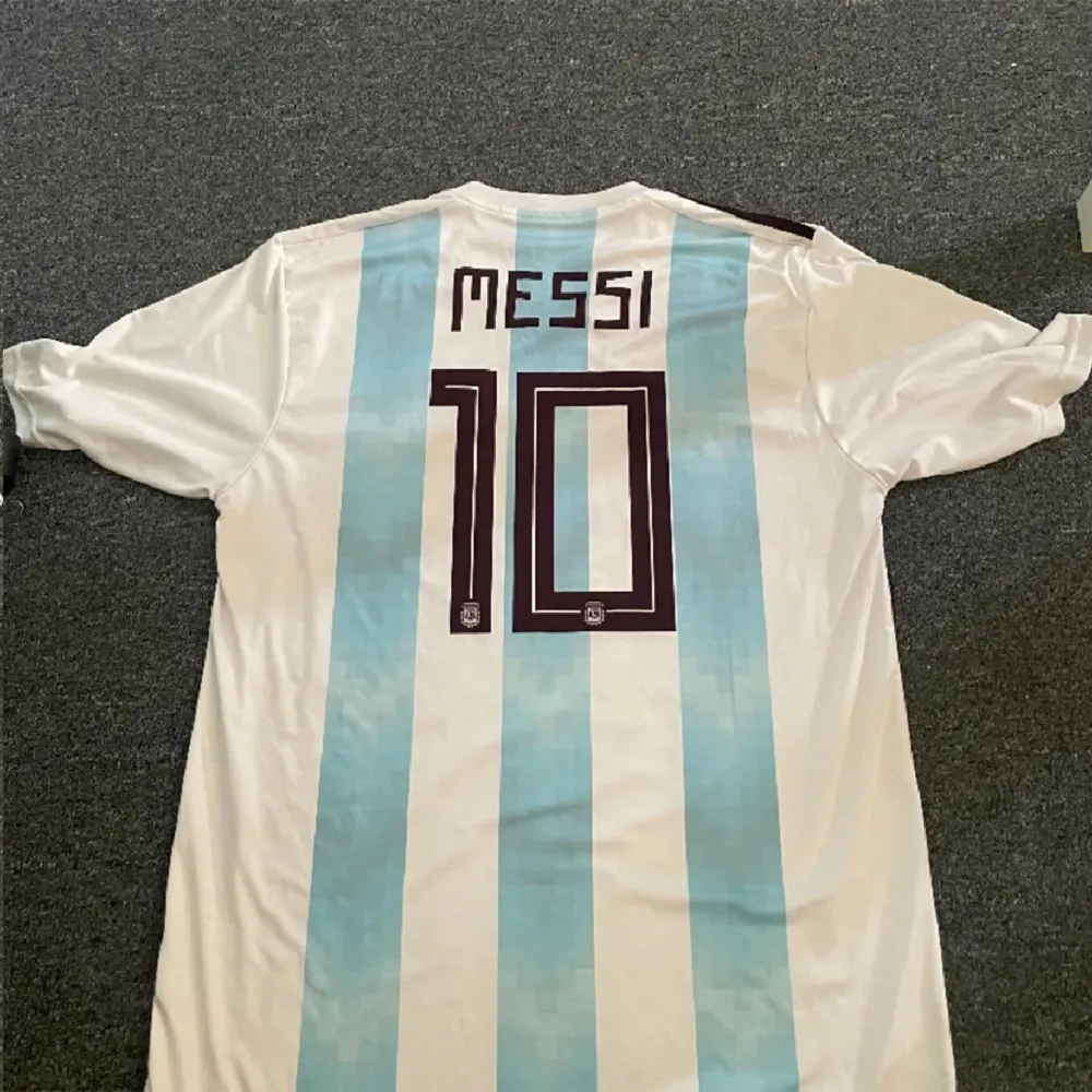 Säljer min Argentina tröja då den har aldrig används pga storleken. Messi på ryggen då han gjorde den snygga målet mot Nigeria. . T-shirts.