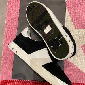 Valenino flycrews!!! -  Säljer dessa feta  valenino flycrews till ett galet pris. Skorna är i superbra skick. Den enda  diffekten är att ena skon 39,5 och andra är 39 därav det låga priset. box tillkommer. Vid funderingar eller frågor är det bara att skriva. Mvh Vegas . 