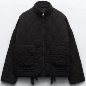 Qulitad zara jacka  - Säljer denna fina quiltade zara jackan då den inte kommer till användning, säljs inte längre och är väldigt eftertraktad 💕perfekt till våren, tror nypriset vaf 859!