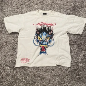 Ed Hardy  - En fräsch ed Hardy t-shirt, säljs pågrund av att den inte kommer till användan längre  Nypris-1100kr mitt pris 400 (priset är inte ristat i sten)