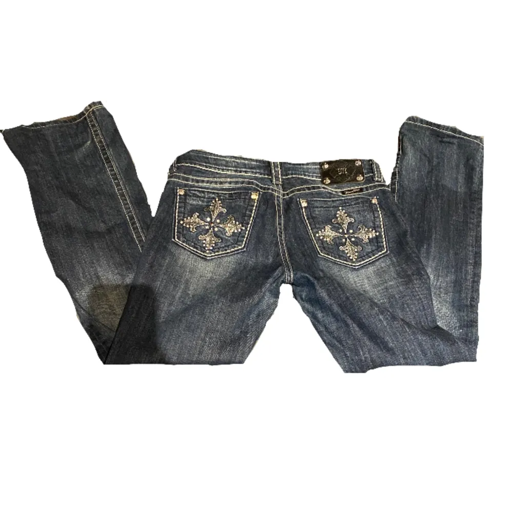 jätte fina miss me jeans i bootcut modell🙏🏼💋 inga defekter. 💋midjemått tvärsöver: 40cm, innerbenet: 80cm🐆kom privat för fler frågor eller bilder på!❤️FRIFRAKT KAN FIXAS FRAM TILL 30 MARS. Jeans & Byxor.