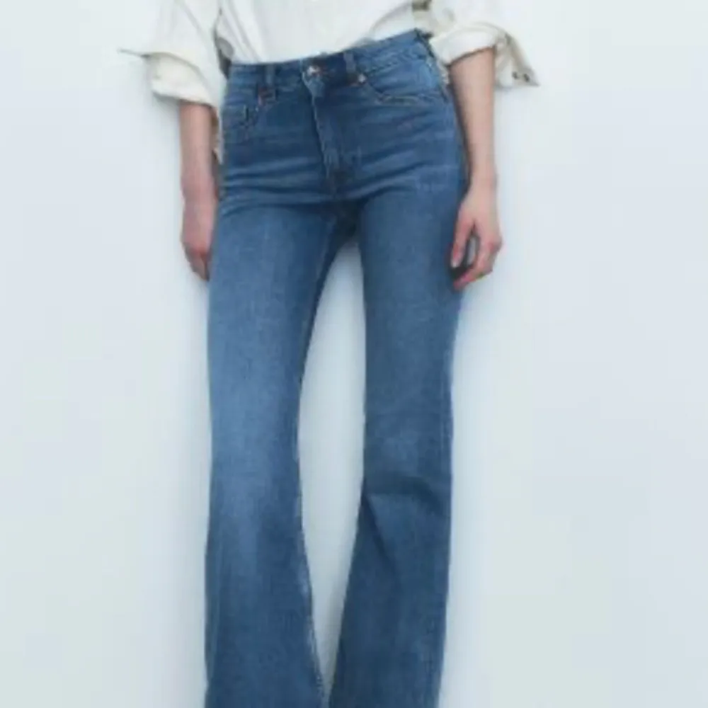 Jätte fina blåa Mid waist jeans från H&M Använda fåtal gånger, Storlek 34 (är 165 cm)💗 Säljs för kommer inge till användning . Jeans & Byxor.