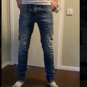 Ett par blåa replay jeans i 10/10 skick storlek 30/32 säljer för endast 379 ett riktigt kap 