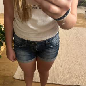 Säljer dessa låga jeansshorts som är såååå söta🥰