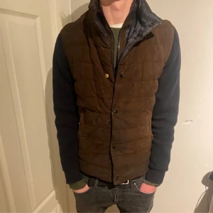 Jacka - Säljer nu min Massimo dutti cardigen som är sparsamt använd och perfekt till våren, nypris ligger runt 3000kr. Defekter är lite sliten mocka och att en knapp har lossnat lägst upp på jackan som man kan se på bild 3.( knappen medföljer)