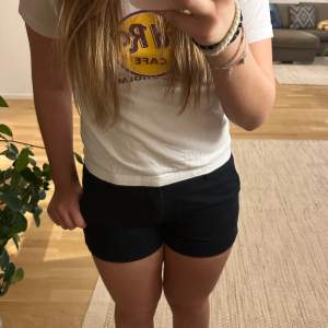 Säljer dessa söta svarta DKNY shorts som är tyvärr för små för mig🥰🥰