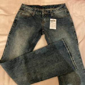 Säljer mina helt nya oanvända Brandy Melville low Rise bootcut jeans(Kylie).  Fråga gärna om mer bilder eller mått 🫶🏻