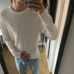 Stickad tröja  - En stickad tröja använd 1 gång. Snygg till en basic outfit   Skick:9/10  Nypris: 600