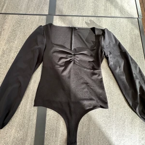 Blus/body Nelly  - Snygg blus/body från Nelly. Lite nopprig (se bild 3) men syns knappt 