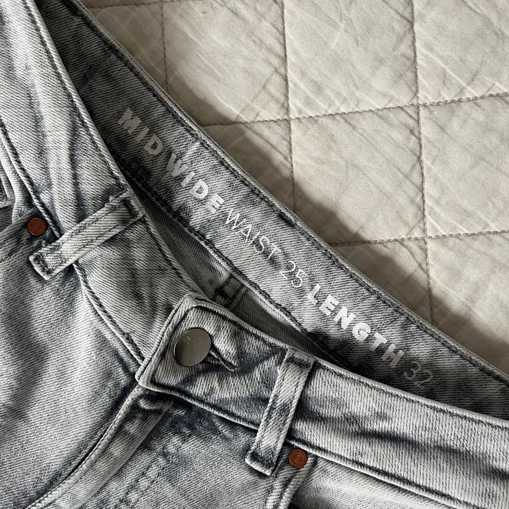 Jättesnygga gråa mid waist jeans från bikbok💗 pris går att diskutera💗. Jeans & Byxor.