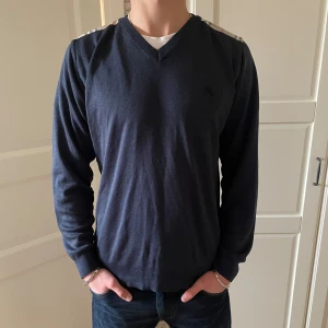 Burberry Tröja - En super snygg tröja från ”Burberry” i storlek M. Tröjan är i väldigt bra skick 9/10 (Nästan oanvänd). Passar perfekt till våren och sommaren (Pris kan diskuteras).