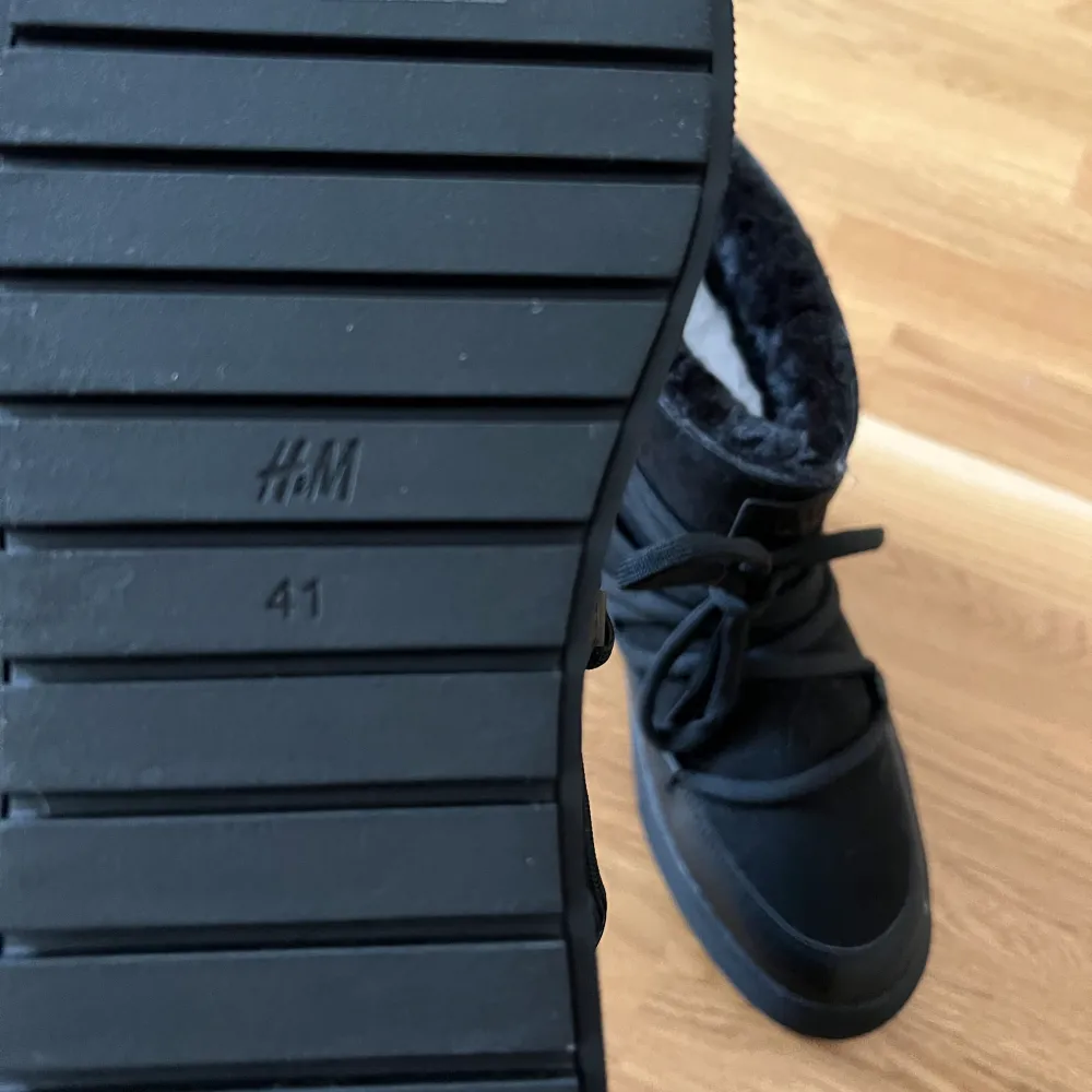 Nya skor med lapp på ifrån H&M storlek 41. Skor.