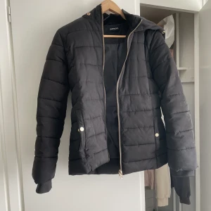 Vinterjacka - Jätte fin och snygg samt bekväm jacka i väldigt fräsch skick! Dock typ halv-trasig zipper?? Därav priset. Ibland fungerar den pch ibland inte. Legittt världens bästa det är bara att fixa zippern 