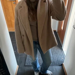 Ljusbrun vårjacka - Lite kortare kavaj jacka i ljusbrun, den är i gott skick men väl använd, inga fläckar eller likande.   Jackan är från & other stories och är i strlk 34. Skulle säga att den är oversized i storleken och passformen. 