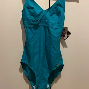 Baddräkt  - Baddräkten har aldrig används och köpt för 325kr men säljer den för 150! Så snygg på men tyvärr har jag för många💕