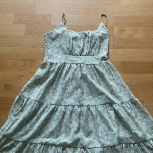 Blommig sommarklänning - Använd en gång bara. Väldigt stretchig