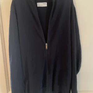 Mörkblå fullzip - Mörkblå fullzip från selected Homme säljer då jag inte använder mycket skick 9.5/10 knappt använd. Nypris 600 mitt pris 200 Just nu: 150