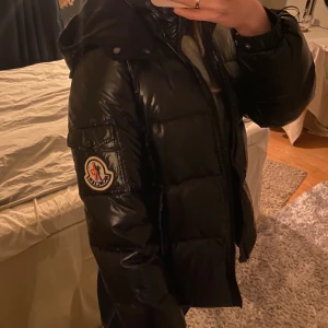 Vintage Moncler Jacka - Svart moncler jacka i en gammal model därför den har det större märket. Ganska bra skick men finns små defekter därav priset! Hör av er vid intresse och lägg pris förslag jag accepterar de mesta🩷