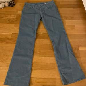 Super söt ljusblåa bintage bootcut jeans,med super söta fickor säljer då dem var lite förkorta! Skriv vid flera frågor