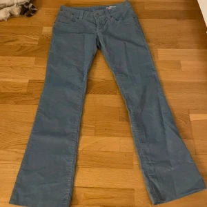 Vintage jeans - Super söt ljusblåa vintage bootcut jeans,med super söta fickor säljer då dem intr passade mig! Skriv vid flera frågor!lånade bilder.🙌☺️