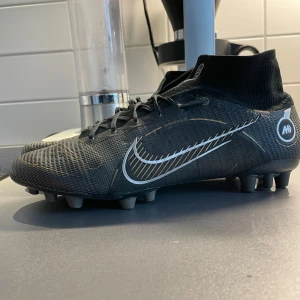Nike Mercurial Superfly 8 Elite AG - Superfly 8 Elite AG, nypris 3000kr. Skorna är endast använda under 5 matcher och har sedan dess legat i förrådet då de var för stora för mig. Skulle säga cond är 9/10 