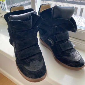 Isabel Marant - Säljer mina isabel marant skor pga använder ej. De är i strl 39 men är små i storleken ( jag har normalt 38). Har använt de en del men dem är fortfarande i bra skick! 🌸😊  OBS säljer ej via post, möts enbart upp i Stockholm 