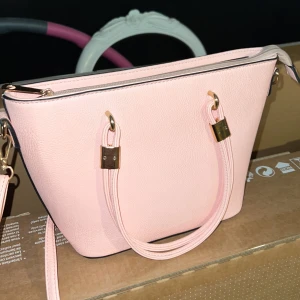 axelväska  - Rosa axelväska som du kan ha som en vanlig handbag oxå 🫶🏻