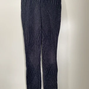 Glittriga leggings - Säljes i begagnat skick skick. Ett trådsläpp, se sista bilden.