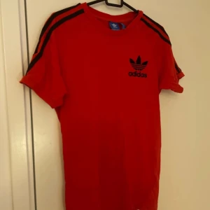 T-shirt  - Snygg adidas som går till både tjejer och killar. Använd ett fåtal gånger. 
