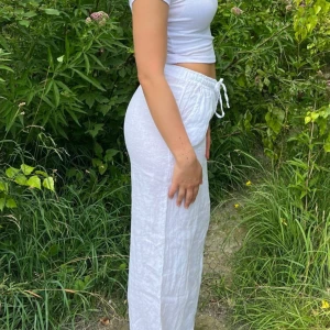 Linne byxor - Säljer mina low waist linnebyxor från design by si använt 1 gång pga att dom va för stor för mig. Är 157cm o de är lite långa.