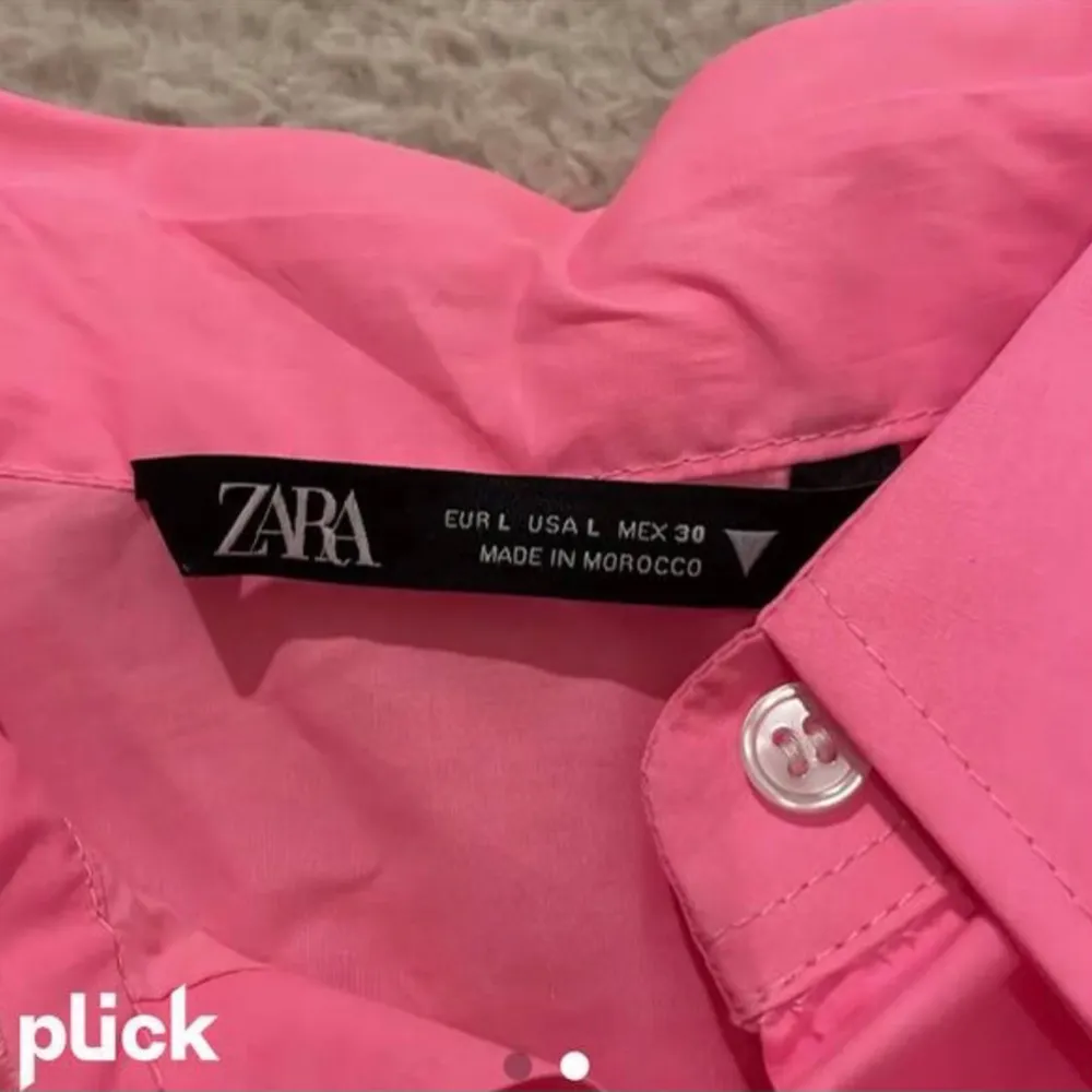 Säljer en skjorta från Zara i storlek L. Skjortan är i bra skick. . Skjortor.