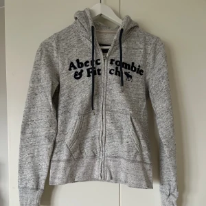 Abercrombie tröja - Säljer denna fina zip tröjan från Abercrombie. Super fint skick och nästan som oanvänd. Tröjan är i storlek XS🩷 pris för hela setet: 500kr