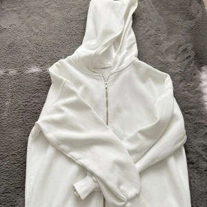 Vit kofta  - Vit kofta i storlek S. Oversized, passar även M och kanske L. Väldigt snygg och passar till det mesta. Passar både man och kvinna. Säljs då jag har många av liknande plagg 💕